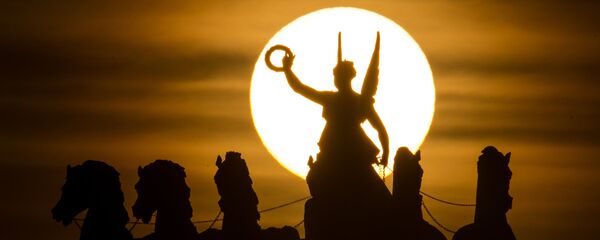 Конная композиция на Триумфальной арке Конная композиция на Триумфальной арке - Sputnik Lietuva