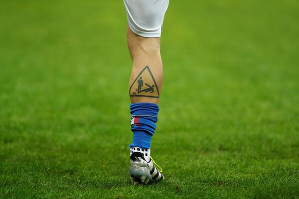 Татуировка на ноге итальянского футболиста Даниеле Де Росси - Sputnik Литва