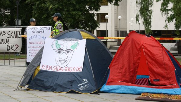 Палатки, плакат и полицейские - Sputnik Литва