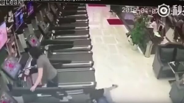 В Китае ребенка затянуло под беговую дорожку в тренажерном зале - Sputnik Литва