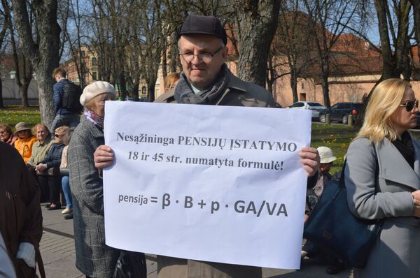 Митинг пенсионеров у президентского дворца в Вильнюсе, 12 апреля 2018 года Митинг пенсионеров у президентского дворца в Вильнюсе, 12 апреля 2018 года - Sputnik Литва