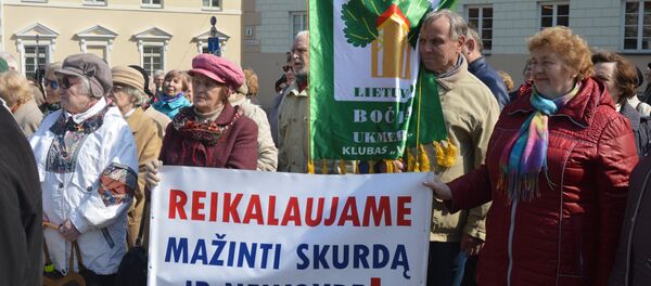 Митинг пенсионеров у президентского дворца в Вильнюсе, 12 апреля 2018 года - Sputnik Литва