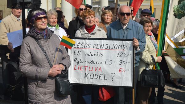 Митинг пенсионеров у президентского дворца в Вильнюсе, 12 апреля 2018 года - Sputnik Литва