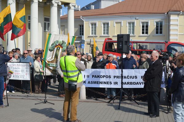Митинг пенсионеров у президентского дворца в Вильнюсе, 12 апреля 2018 года Митинг пенсионеров у президентского дворца в Вильнюсе, 12 апреля 2018 года - Sputnik Литва