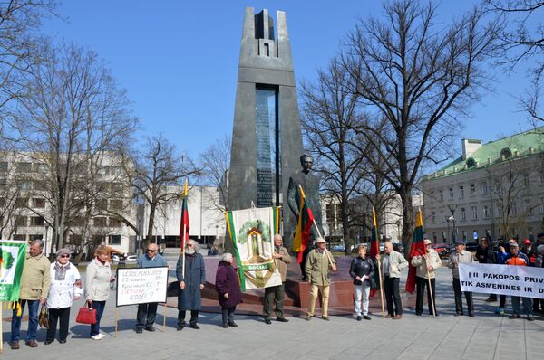 Митинг пенсионеров у президентского дворца в Вильнюсе, 12 апреля 2018 года Митинг пенсионеров у президентского дворца в Вильнюсе, 12 апреля 2018 года - Sputnik Литва