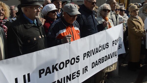 Пенсионеры в Литве провели митинг у президентского дворца - Sputnik Литва