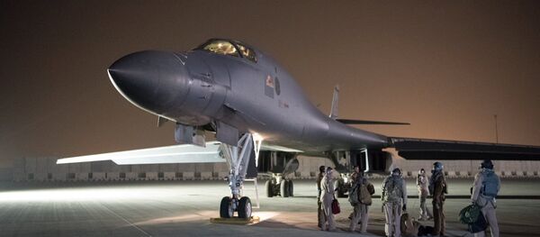 Самолет B-1B Lancer американских ВВС перед ударом по Сирии, 14 апреля 2018 года Самолет B-1B Lancer американских ВВС перед ударом по Сирии, 14 апреля 2018 года - Sputnik Литва