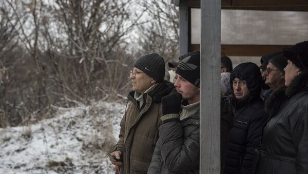 Люди в районе временного пункта пропуска Станица Луганская между Украиной и Луганской народной республикой, архивное фото - Sputnik Литва