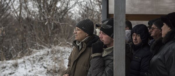 Люди в районе временного пункта пропуска Станица Луганская между Украиной и Луганской народной республикой, архивное фото - Sputnik Литва