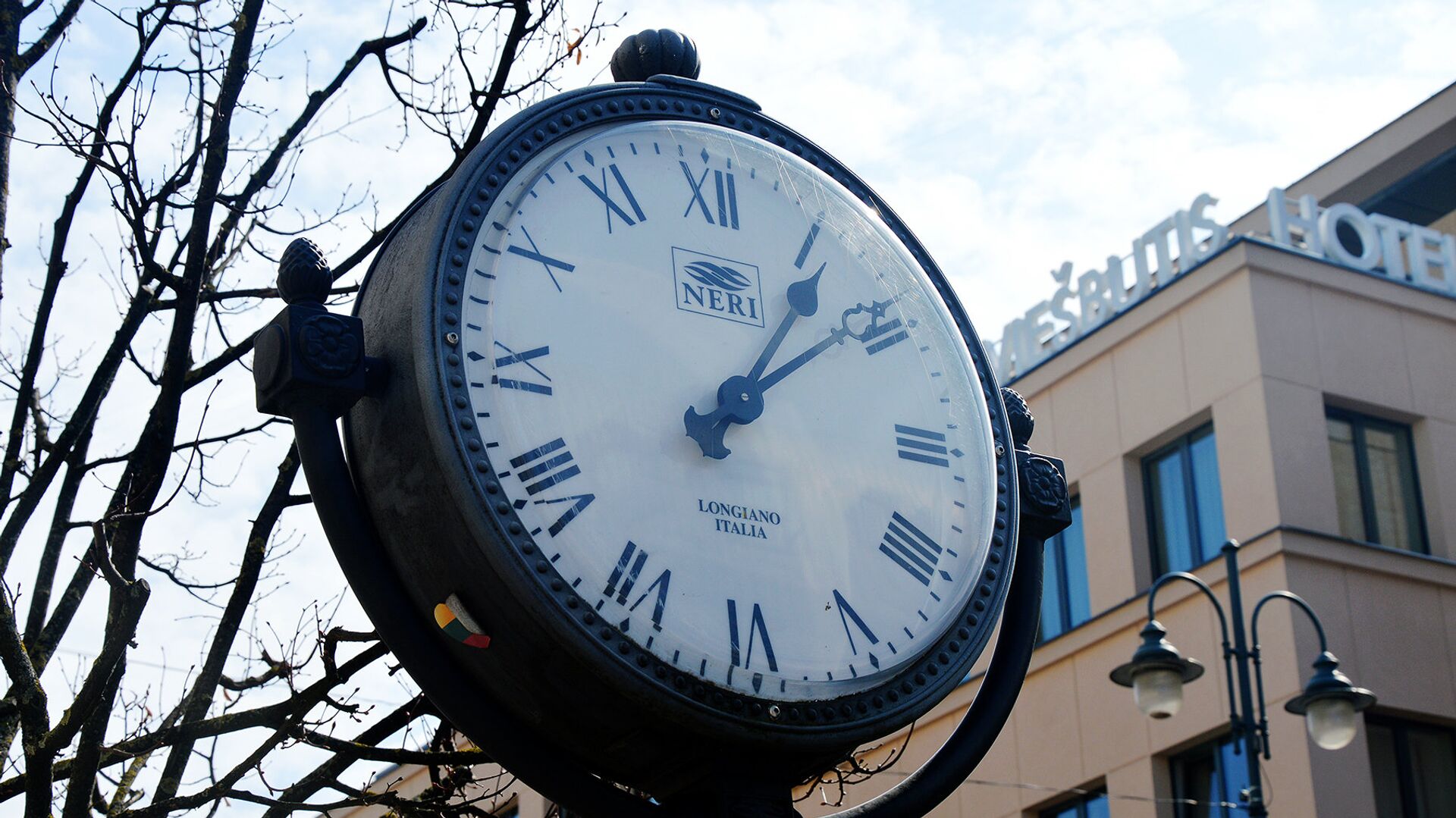 Уличные часы в Вильнюсе - Sputnik Литва, 1920, 26.10.2025