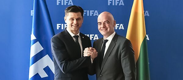 Президент Федерации футбола Литвы (ЛФФ) Томас Данилявичюс и глава Международной федерации футбола (ФИФА) Джанни Инфантино - Sputnik Литва
