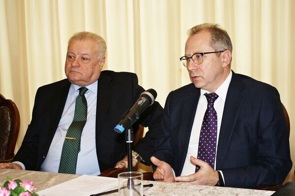 Александр Удальцов (слева) и Александр Рольбинов (справа) в Клайпеде, 18 апреля 2018 года Александр Удальцов (слева) и Александр Рольбинов (справа) в Клайпеде, 18 апреля 2018 года - Sputnik Литва