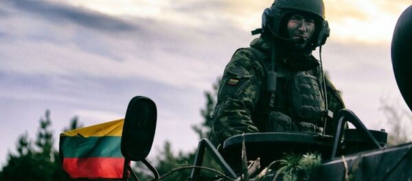 Солдат литовской армии на учениях - Sputnik Литва