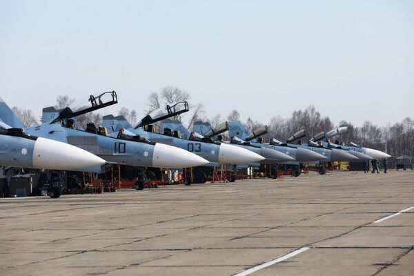 Многоцелевые истребители Су-30 и Су-35 на соревнованиях военных летчиков Авиадартс-2018 в Приморье - Sputnik Литва