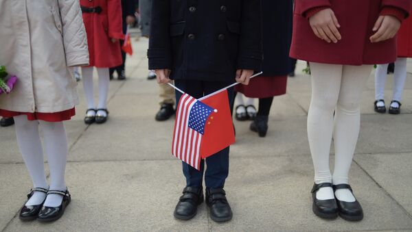 Ребенок держит флаги Китая и США, архивное фото - Sputnik Литва