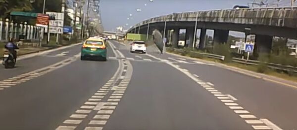 В Таиланде водитель едва спасся от упавшей с неба конструкции - Sputnik Литва