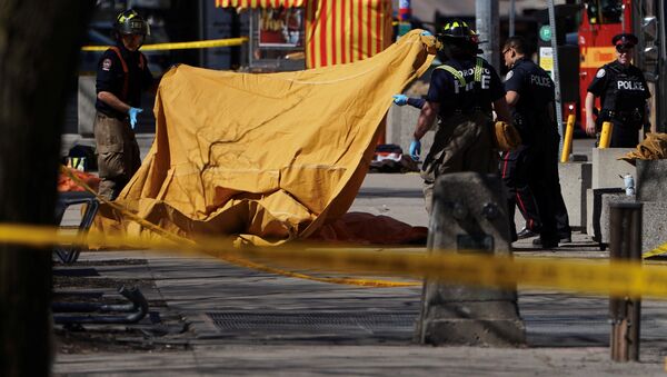Последствия наезда микроавтобуса на людей в Торонто, 23 апреля 2018 года - Sputnik Литва