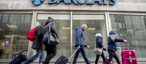 Туристы у здания банка Barclays в Лондоне, архивное фото - Sputnik Литва