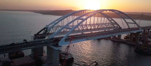 Строители завершили автодорожную часть моста в Крым - Sputnik Литва