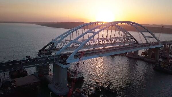 Строители завершили автодорожную часть моста в Крым - Sputnik Литва