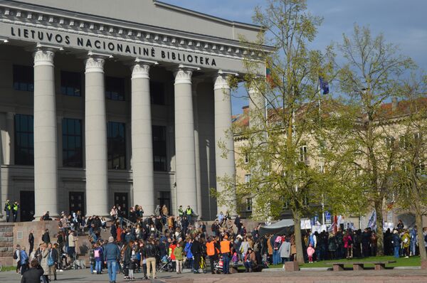 Митинг медиков в Вильнюсе, 26 апреля 2018 года Митинг медиков в Вильнюсе, 26 апреля 2018 года - Sputnik Литва