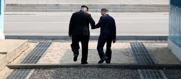 Лидеры КНДР и Южной Кореи Ким Чен Ын и Мун Чжэ Ин - Sputnik Литва