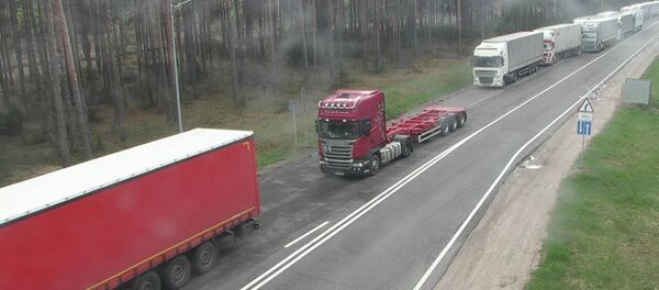 Очереди у пункта пропуска Привалка, 27 апреля 2018 года - Sputnik Литва