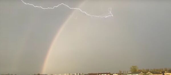 В Британии во время грозы с неба упал загадочный объект - Sputnik Литва