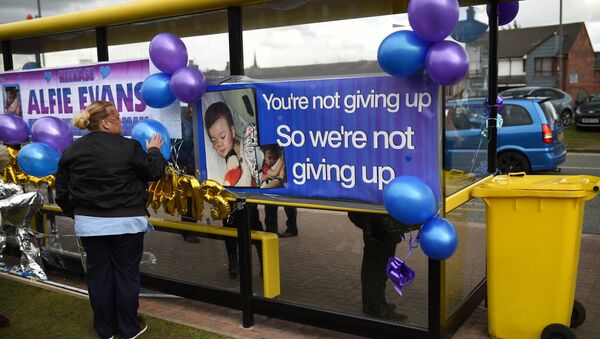 Акция в поддержку мальчика Элфи Эванса около больницы в Ливерпуле, 26 апреля - Sputnik Литва
