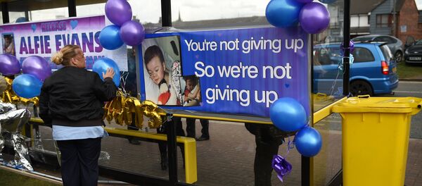 Акция в поддержку мальчика Элфи Эванса около больницы в Ливерпуле, 26 апреля - Sputnik Литва