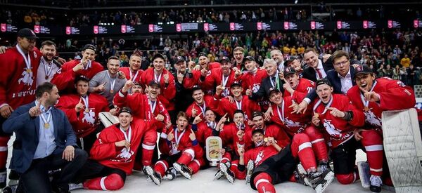 Литовские хоккеисты после победы в матче с эстонцами, 28 апреля 2018 года - Sputnik Литва