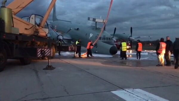 Сотрудники аэропорта краном подняли с ВПП аварийно севший Ил-38 в Жуковском - Sputnik Литва
