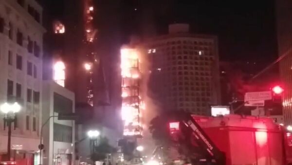 Пожар в многоэтажном здании в Сан-Паулу. Видео с места ЧП - Sputnik Литва