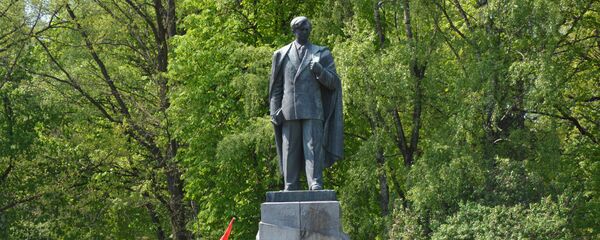 Митинг возле памятника Пятрасу Цвирке против его сноса, архивное фото Митинг возле памятника Пятрасу Цвирке против его сноса, архивное фото - Sputnik Литва