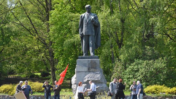 Митинг возле памятника Пятрасу Цвирке против его сноса, архивное фото - Sputnik Литва