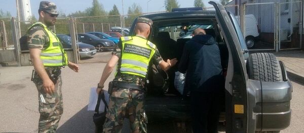 Baltarusis nuo teisėsaugos bandė pasprukti su suklastota lietuviška tapatybės kortele Baltarusis nuo teisėsaugos bandė pasprukti su suklastota lietuviška tapatybės kortele - Sputnik Lietuva