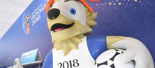 Фигура талисмана чемпионата мира по футболу 2018 в России волка Забиваки в главном билетном центре Чемпионата мира по футболу FIFA 2018 в Москве - Sputnik Литва