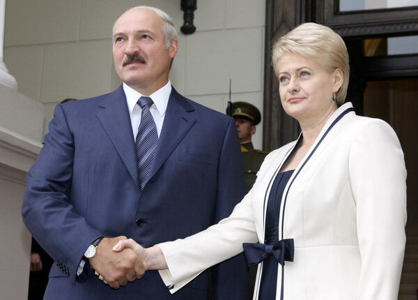 Президент Литовской республики Даля Грибаускайте и президент республики Беларусь Александр Лукашенко, архивное фото Президент Литовской республики Даля Грибаускайте и президент республики Беларусь Александр Лукашенко, архивное фото - Sputnik Lietuva