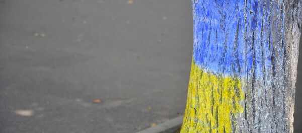 Украинский флаг нарисован на дереве - Sputnik Литва