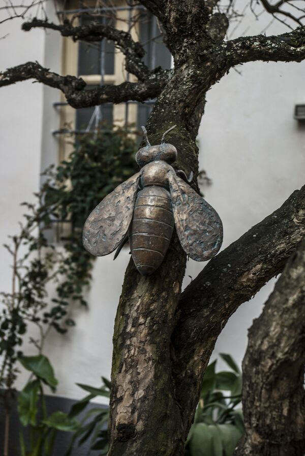 Памятник пчеле в Италии - Sputnik Литва
