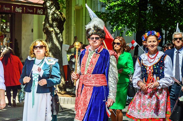 Торжественное шествие поляков в Вильнюсе в честь Конституции 3 мая 1791 года - Sputnik Литва