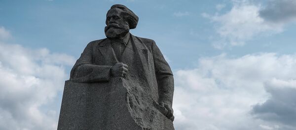 Памятник Карлу Марксу на Театральной площади в Москве, где проходит фестиваль Московская весна. Памятник Карлу Марксу на Театральной площади в Москве, где проходит фестиваль Московская весна. - Sputnik Литва