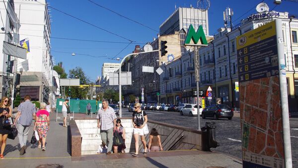 Люди у входа на станцию метро Театральная в Киеве - Sputnik Литва