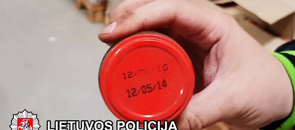 Полиция обследует склад клайпедской компании, торговавшей просроченным продуктами - Sputnik Литва