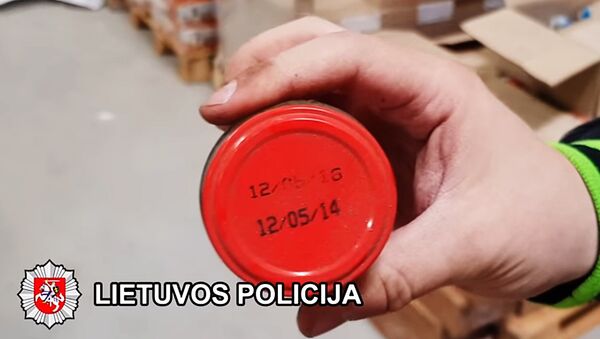 Полиция обследует склад клайпедской компании, торговавшей просроченным продуктами - Sputnik Литва