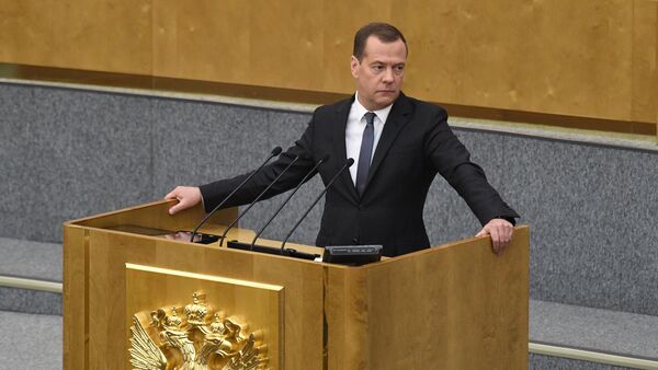 Исполняющий обязанности председателя правительства РФ Дмитрий Медведев во время пленарного заседания Государственной думы РФ - Sputnik Литва