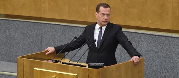 Исполняющий обязанности председателя правительства РФ Дмитрий Медведев во время пленарного заседания Государственной думы РФ - Sputnik Литва
