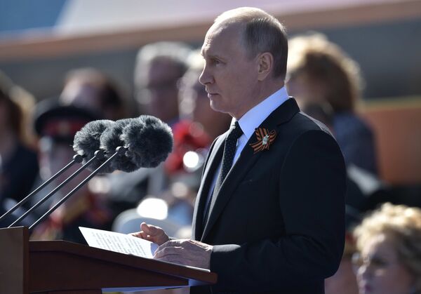 Президент РФ В.Путин и премьер-министр РФ Д.Медведев на военном параде в честь 73-й годовщины Победы в ВОВ Президент РФ В.Путин и премьер-министр РФ Д.Медведев на военном параде в честь 73-й годовщины Победы в ВОВ - Sputnik Литва