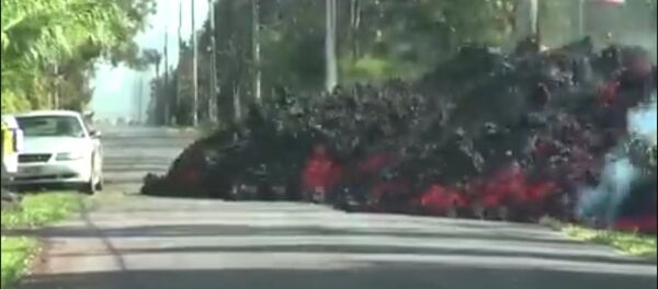 На Гавайях лава уничтожила автомобиль - Sputnik Литва