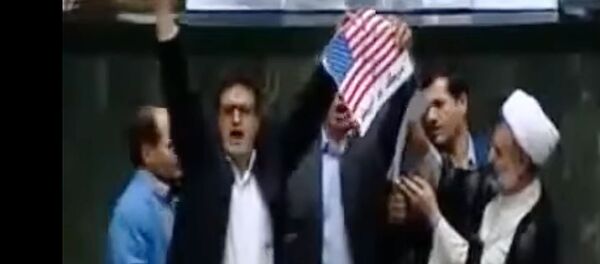 Иранские депутаты сожгли флаг США на трибуне парламента - Sputnik Литва